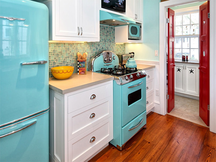 Cozinha retrô com eletrodomésticos coloridos (Foto: Reprodução)